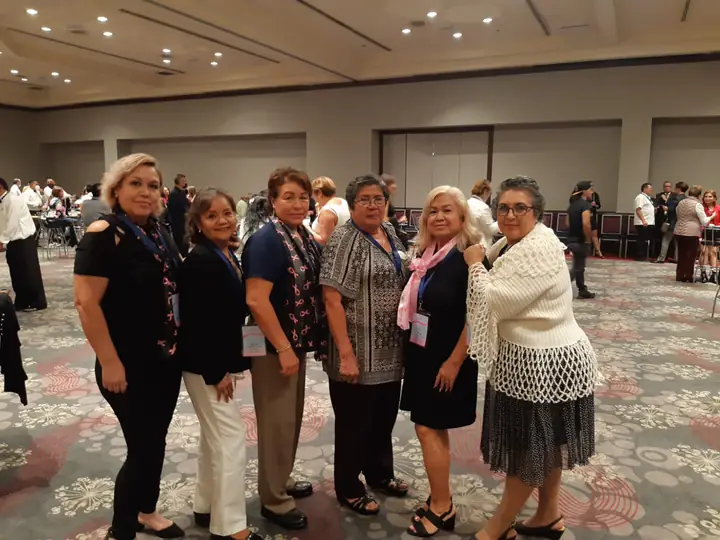 Voluntarias de Grupo RETO Guadalajara durante un congreso