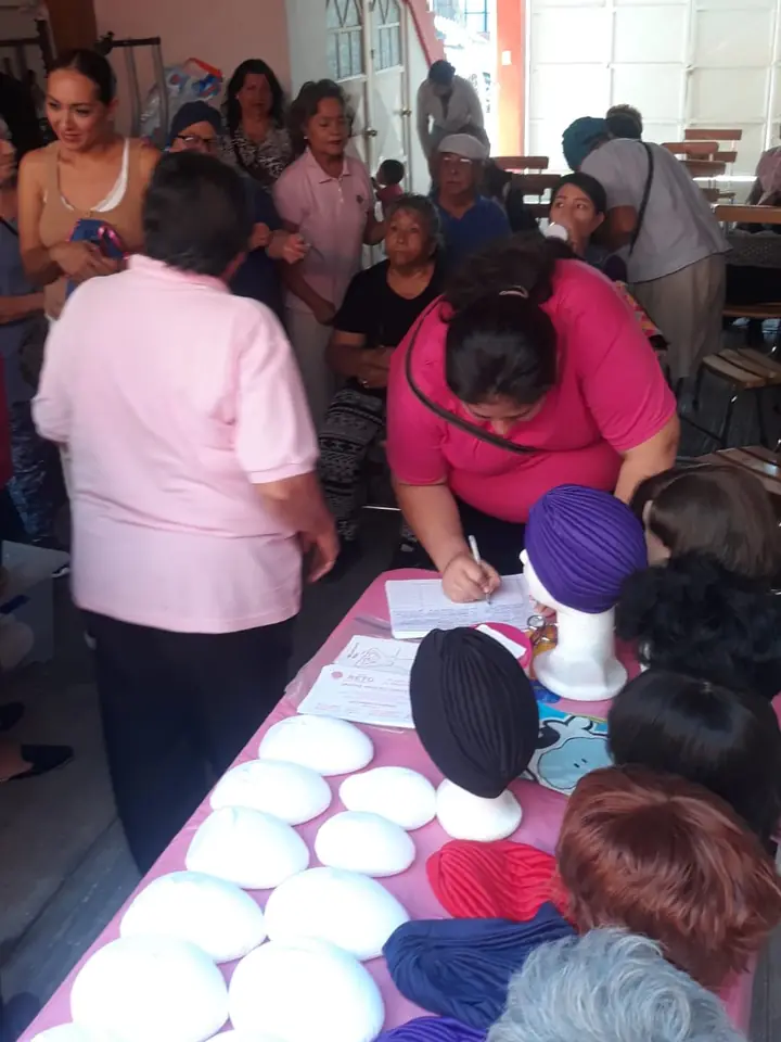 Mesa con prótesis, turbantes y pelucas para entregar a pacientes