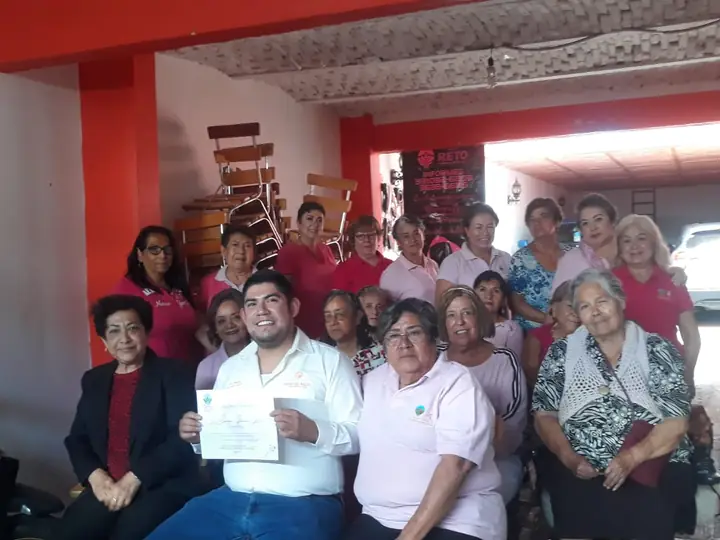 Pacientes de Grupo RETO Guadalajara reunidas con un especialista de la salud