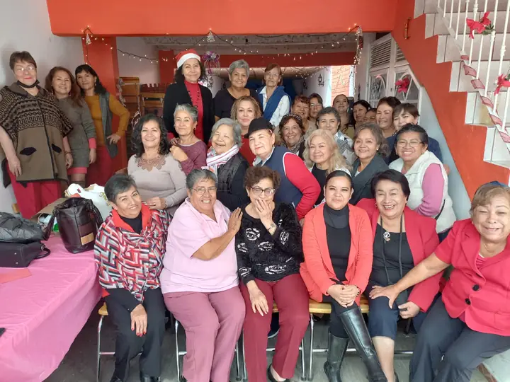 Pacientes y voluntarias de Grupo RETO Guadalajara reunidas en una foto de grupo