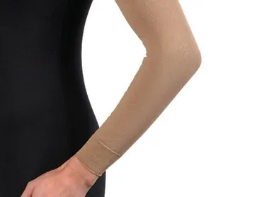 Brazo con una manga de compresión color piel