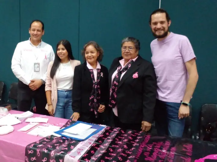 Módulo informativo de prevención del cáncer de mama con voluntarias de Grupo RETO Guadalajara