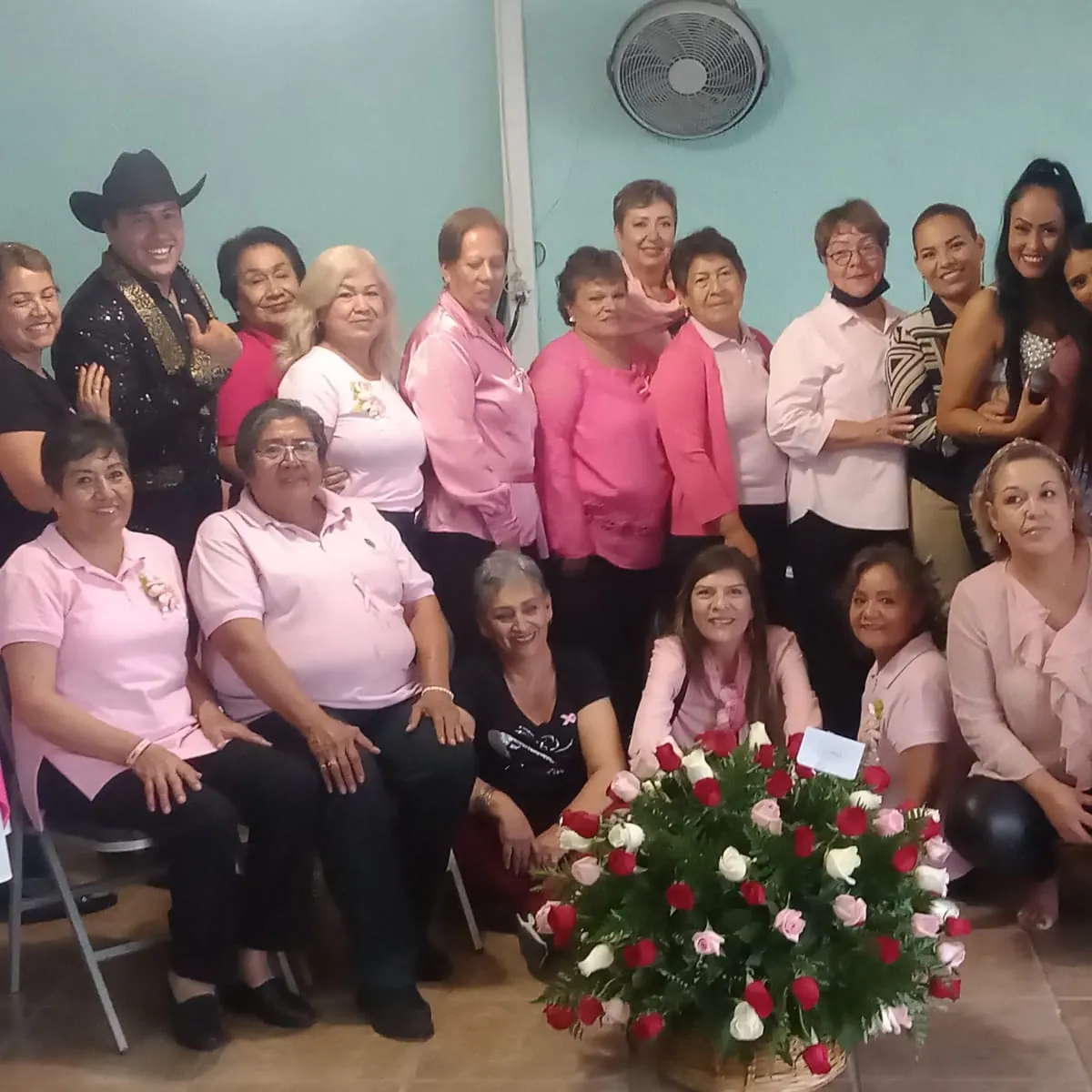 Voluntarias y pacientes de Grupo RETO Guadalajara reunidas con playeras rosas