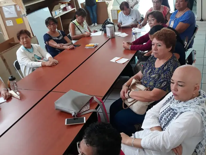 Mujeres reunidas alrededor de una mesa durante una sesión de apoyo de Grupo RETO Guadalajara